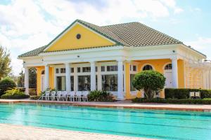 una casa con piscina frente a ella en Victoria Villa at Ellis Exclusive Villas, en Loughman