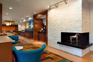 een lobby met een open haard en blauwe stoelen bij Fairfield Inn & Suites by Marriott Branson in Branson