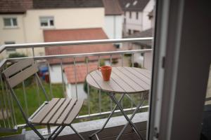 A balcony or terrace at 1 Zimmer Wohnung DG mit Klimaanlage und kleinen Balkon