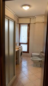 uma casa de banho com um WC e uma máquina de lavar roupa em Fra Cristoforo em Verona