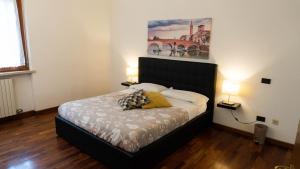 A bed or beds in a room at Fra Cristoforo