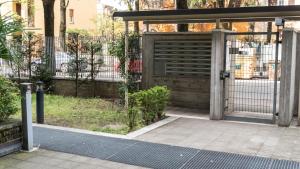 uma entrada para uma garagem com uma porta aberta em Fra Cristoforo em Verona