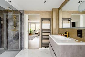 a bathroom with a sink and a shower at Logement viphouse Valkenburg in Valkenburg