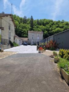 um parque de estacionamento vazio com uma casa e uma entrada em moulin de rouchillou em Saint-Martial-de-Valette