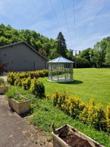 um jardim com um gazebo no meio de um campo em moulin de rouchillou em Saint-Martial-de-Valette