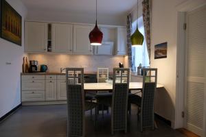 eine Küche mit einem Tisch und Stühlen im Zimmer in der Unterkunft Altes Zollamt - Sünnschien - [#40126] in Kellenhusen