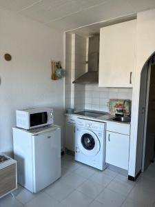 Η κουζίνα ή μικρή κουζίνα στο Encantador estudio en 1ª linea de playa +29 φωτογραφίες