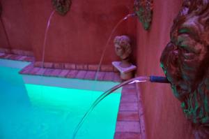 Bazén v ubytování Hotel Ateneo Sevilla nebo v jeho okolí