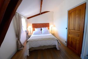 - une chambre avec un lit doté de draps blancs et une fenêtre dans l'établissement Alexandre Design Smart Flat, à Bordeaux