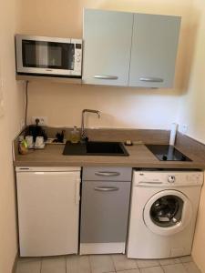 Η κουζίνα ή μικρή κουζίνα στο Studio en rez-de-jardin arboré avec accès piscine et clim