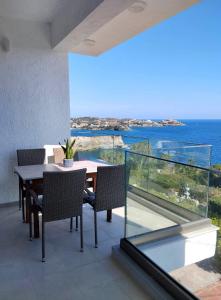 una sala da pranzo con vista sull'oceano di Chatzidakis Apartment/Inspiration harmony a Ligaria