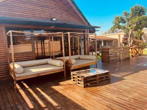 une terrasse avec deux canapés dans un bâtiment dans l'établissement Casa Conforto Bilene, à Vila Praia Do Bilene