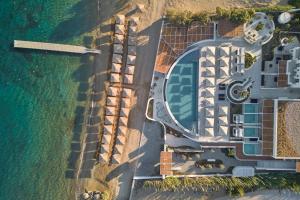 Bazén v ubytování Cosme, a Luxury Collection Resort, Paros nebo v jeho okolí