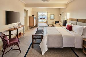 納烏薩的住宿－考斯米提斯酒店，酒店客房设有一张大床和一间客厅。