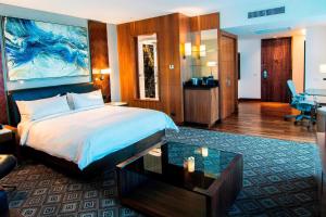 ein Hotelzimmer mit einem großen Bett und einem Schreibtisch in der Unterkunft JW Marriott Hotel Santo Domingo in Santo Domingo