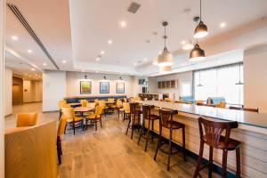 un restaurante con mesas y sillas y un bar en Fairfield Inn & Suites by Marriott Tijuana en Tijuana