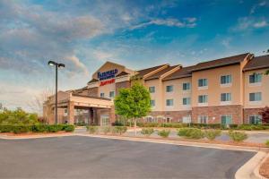 uma prestação de um hotel com estacionamento em Fairfield Inn and Suites by Marriott Montgomery EastChase em Montgomery