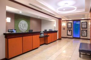 una hall di un ospedale con reception di Fairfield Inn and Suites by Marriott Montgomery EastChase a Montgomery