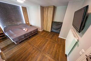 Tempat tidur dalam kamar di Euro Apartments Szafarnia Delux