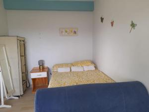 1 dormitorio con 1 cama y 1 sofá azul en Tranquility with Stunning View en Morne Jaloux Ridge