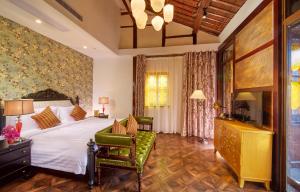 um quarto com uma cama grande e uma televisão em WuZhen Dream Hotel em Tongxiang