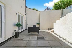 eine Terrasse mit einem Tisch und einem Stuhl vor einem Gebäude in der Unterkunft Stunning Scandi Gem in Bristol - Sleeps 6 in Bristol