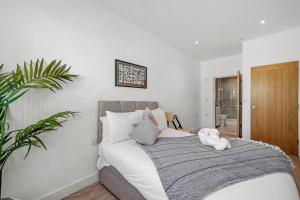 a bedroom with a bed with a stuffed animal on it at Stunning Scandi Gem in Bristol - Sleeps 6 in Bristol