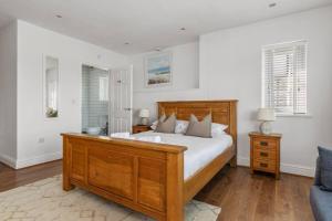 Giường trong phòng chung tại Luxury House, SeaViews, En-Suites & Private Pool