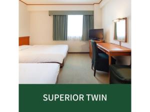 福岡的住宿－Plaza Hotel Premier - Vacation STAY 40093v，配有一张床和一张书桌的酒店客房