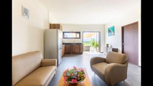 TV a/nebo společenská místnost v ubytování Sasha Apartment - panoramic view with pool