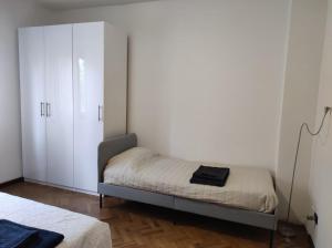 1 dormitorio con 1 cama y armario blanco en A casa di Giulia, en Ponte dellʼAgrato