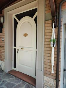 una puerta blanca en el lateral de una casa en A casa di Giulia, en Ponte dellʼAgrato