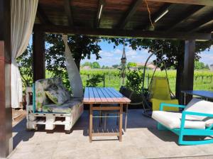 porche con columpio, mesa y sillas en A casa di Giulia, en Ponte dellʼAgrato
