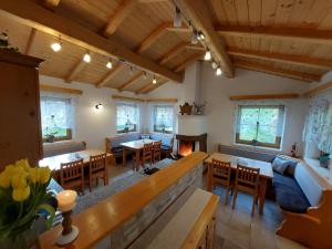 una gran sala de estar con techos de madera, mesas y sillas. en Wagnerhof, en Pichl bei Aussee