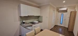 Kjøkken eller kjøkkenkrok på Azra Apartman