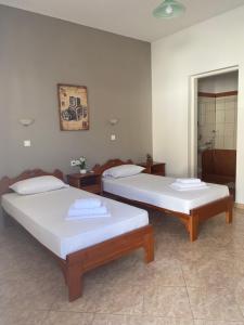 2 łóżka pojedyncze w pokoju z łazienką w obiekcie Dream catcher 1 w mieście Agia Theodoti