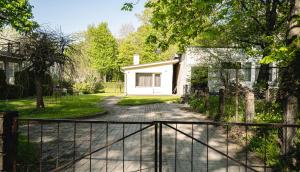 una casa con una puerta delante de una entrada en Hubane saunaga kodumajutus Tartu linna südames en Tartu