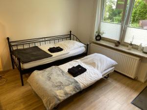 Postel nebo postele na pokoji v ubytování Schöne Wohnung mit Garten beim Outletcenter 5 km