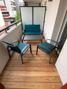 two chairs and a table on a balcony at Appartement T2 cosy centre ville in Thonon-les-Bains