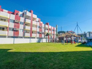 um parque infantil em frente a um grande edifício em Apartamento para 4 pessoas e wi-fi - TS02H em Florianópolis
