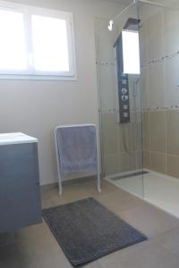 ein Bad mit einem Stuhl und einer Glasdusche in der Unterkunft Boost Your Immo Six-Fours-les-Plages Mistral 886 in Six-Fours-les-Plages