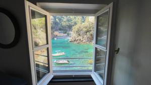 an open window with a view of the water at Casa dell'Arco Civico 35 in San Fruttuoso