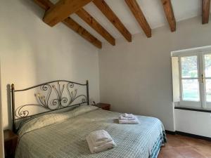 ein Schlafzimmer mit einem Bett und einem Handtuch darauf in der Unterkunft Casa dell'Arco Civico 35 in San Fruttuoso