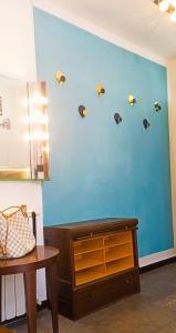 une chambre avec un mur bleu avec des tortues sur le mur dans l'établissement Sleep To The Sound Of The Surf, à Ospedaletti