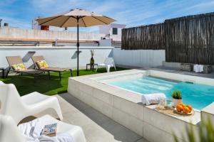 uma piscina no telhado de uma casa em Lola 14 Suite Apartment em Sevilha