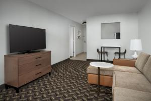 TV a/nebo společenská místnost v ubytování Residence Inn by Marriott Washington - DC/Foggy Bottom