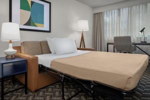 Pokój hotelowy z łóżkiem i biurkiem w obiekcie Residence Inn by Marriott Washington - DC/Foggy Bottom w Waszyngtonie