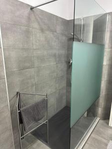 y baño con ducha y puerta de cristal. en Ca Re Rovereto en Pordenone