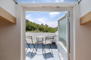 einen Balkon mit Stühlen und einem Tisch auf dem Balkon in der Unterkunft Casabianca - The best for bikers in Finale Ligure + 18 Fotos