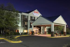 un edificio de hotel con un cenador frente a él en Fairfield Inn & Suites Minneapolis St. Paul/Roseville en Roseville